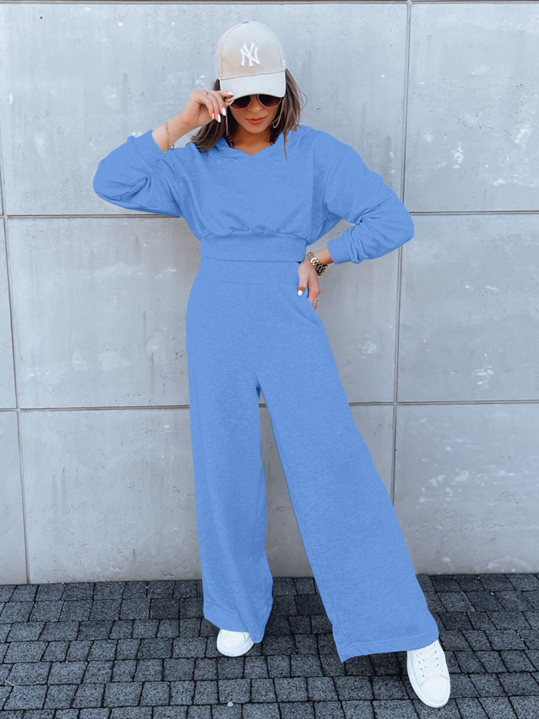 Combinaison décontractée pour femmes avec jambes larges et capuche pratique Chic & Stil