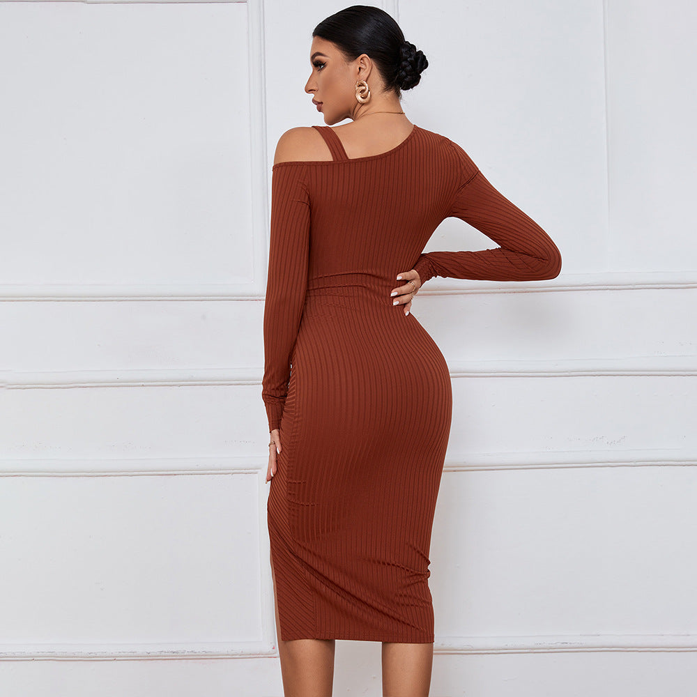 Robe côtelée ajustée pour femme avec décolleté asymétrique et fronces sophistiquées Chic & Stil