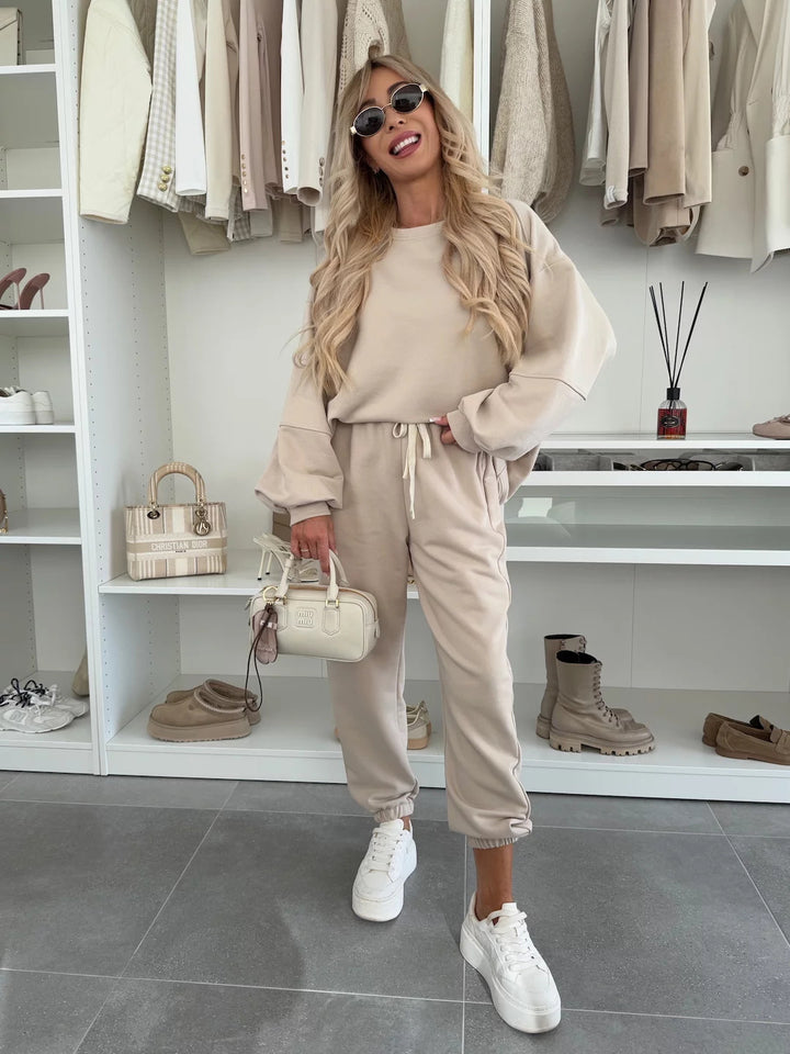 Ladies comfortable tracksuit made of high-quality cotton blend with drawstring and loose fit Lune London