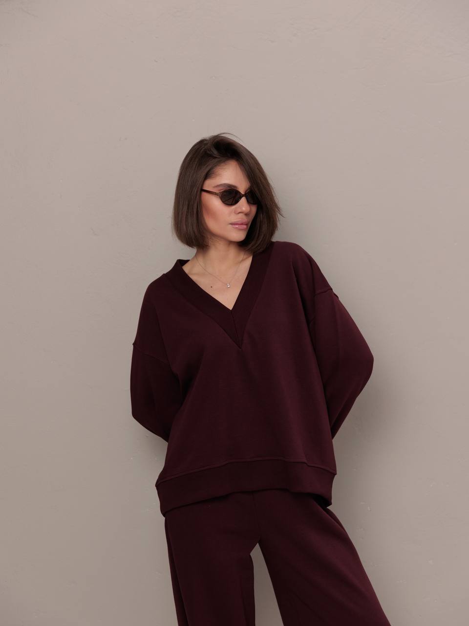 Women's sporty oversized sweatshirt with V-neck and long sleeves Lune London