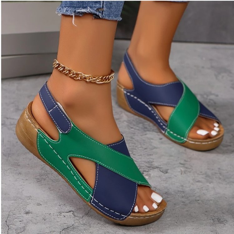 Chic und Stil stylish vacation sandals for women with comfortable sole and trendy closure system
