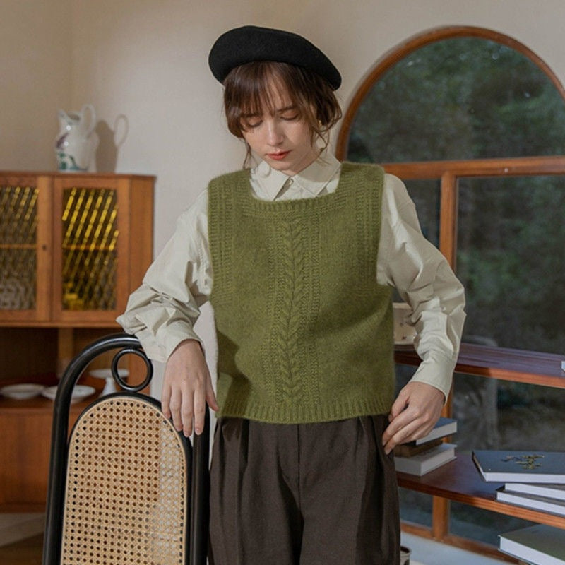 Ladies Chunky Knit Cardigan with Chic Braid Pattern and Style