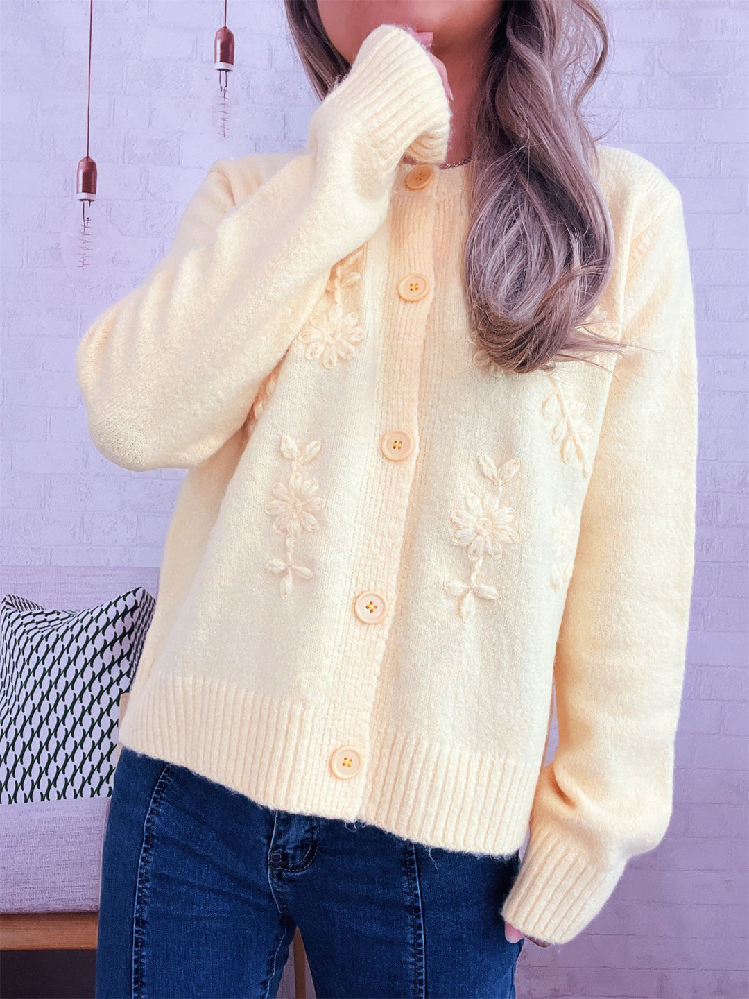 Cardigan en tricot ample pour femmes avec des appliques florales et des détails de boutons Chic & Stil