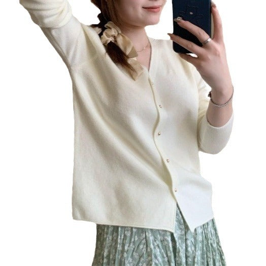 Cardigan femme en maille fine avec patte de boutonnage Chic & Stil