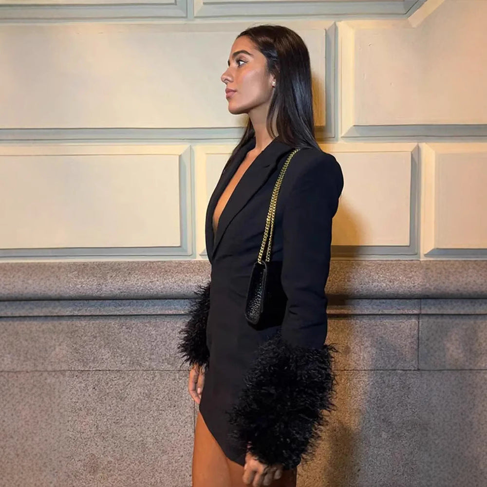 Robe Mini Élégante pour Femmes avec Décolleté Profond et Détails en Fleece Accrocheurs