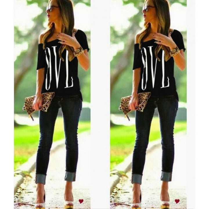 T-shirt femme à épaule dénudée avec grande inscription Chic & Stil