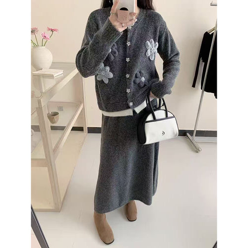 Cardigan pour femmes avec des appliqués floraux et jupe maxi Chic & Stil