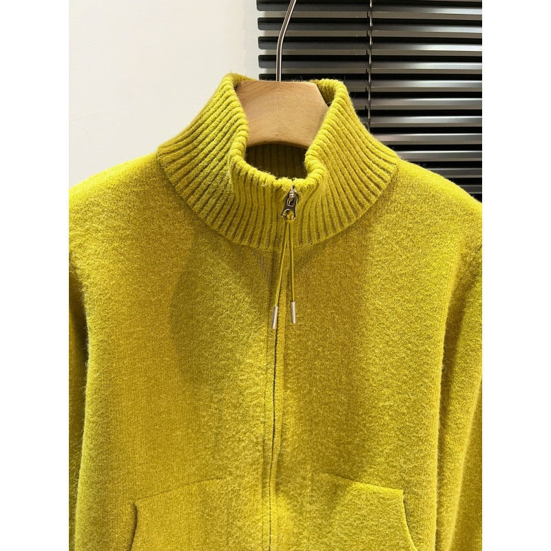 Cardigan thermique pour femmes avec col haut et deux poches pratiques.