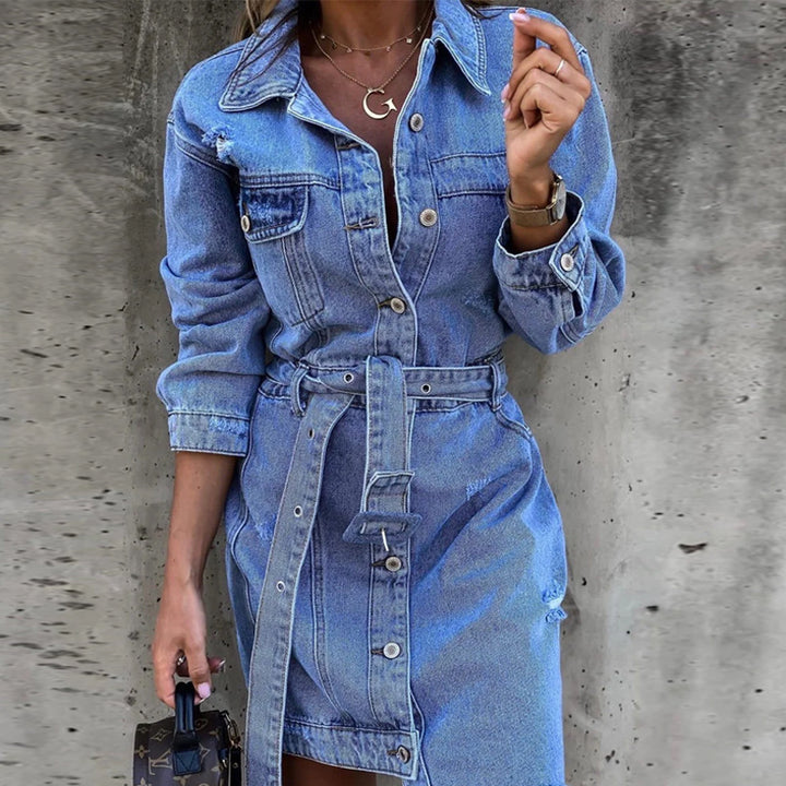 Robe en jean pour dames avec ceinture cintrée et détails de bouton Chic & Stil