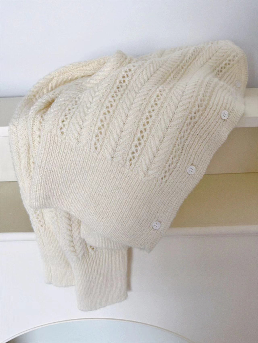 Cardigan pour femmes avec un motif délicat et des détails en boutons Chic & Stil