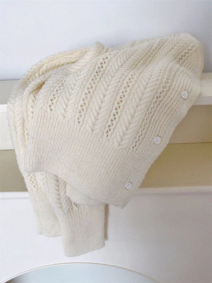 Cardigan pour femmes avec un motif délicat et des détails en boutons Chic & Stil