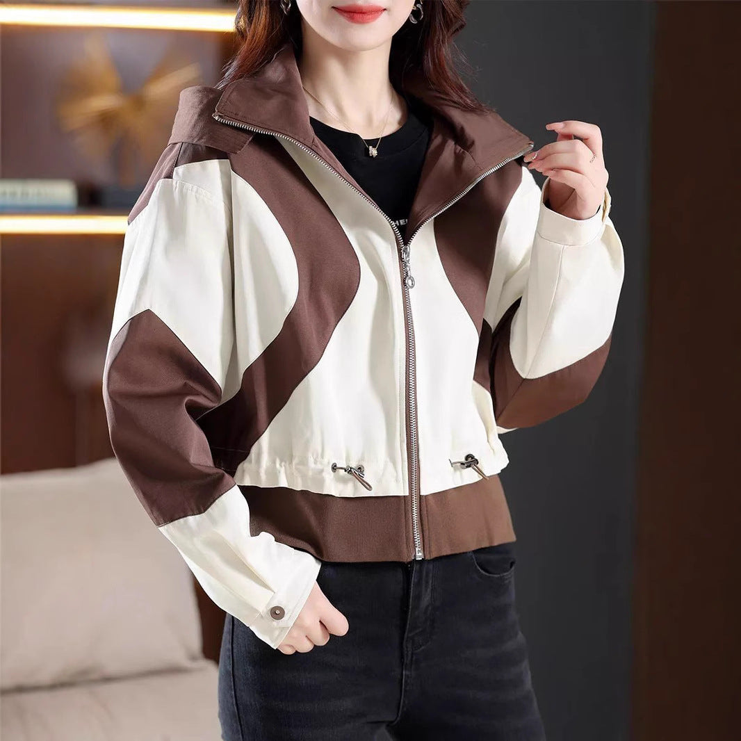 Veste de transition à la mode pour femmes avec capuche et design contrasté Chic & Stil