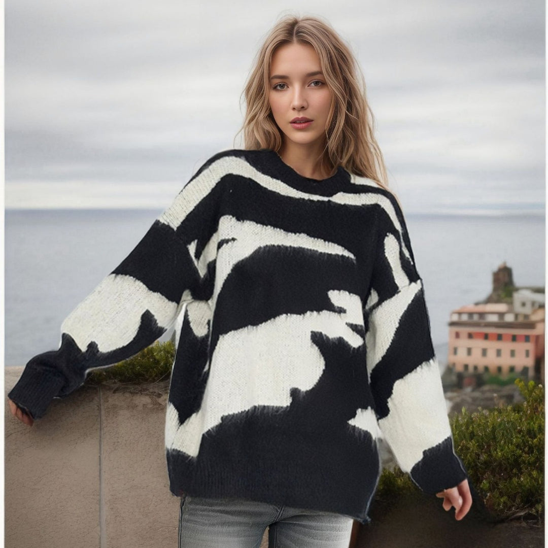 Oversized knitted round neck sweater for women with a modern animal pattern Lune London