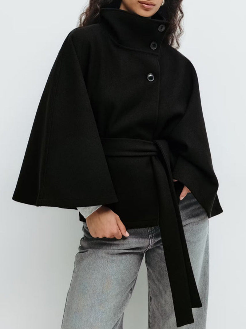 Veste cape élégante pour femmes avec un col montant et une ceinture Chic & Stil