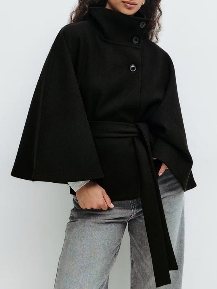 Veste cape élégante pour femmes avec un col montant et une ceinture Chic & Stil