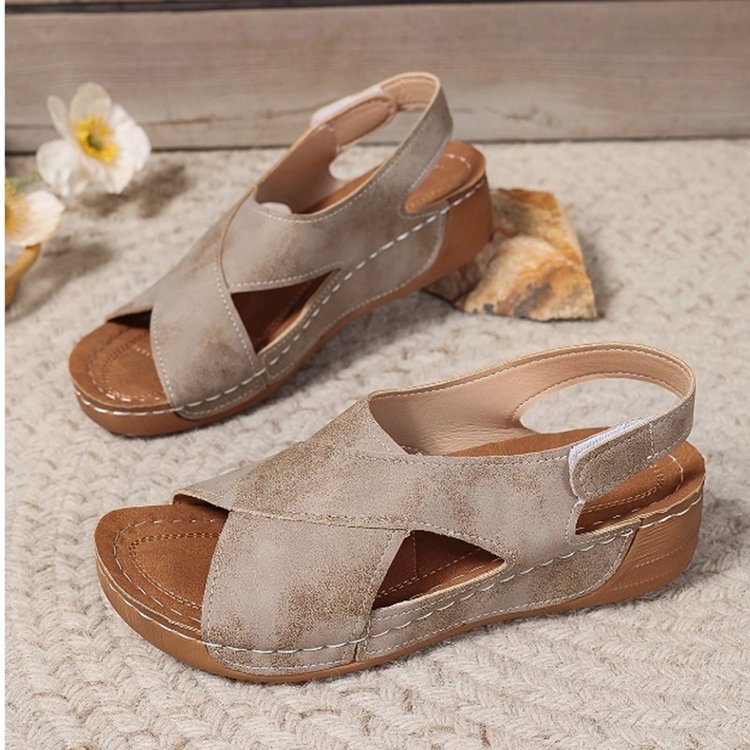 Chic und Stil stylish vacation sandals for women with comfortable sole and trendy closure system
