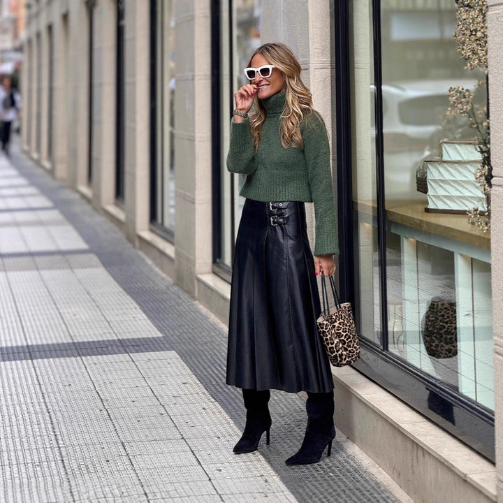 Trendy women's sweater with turtleneck and soft material Lune London