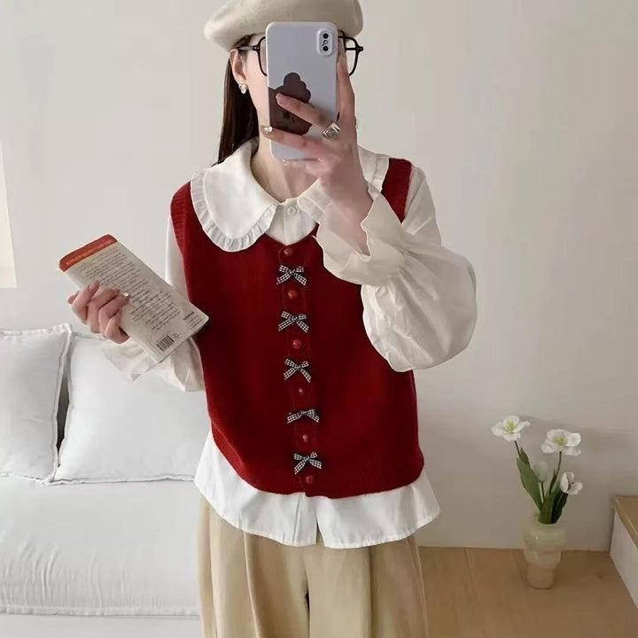 Trendy knit pullover for women with a large collar and decorative knots Lune London
