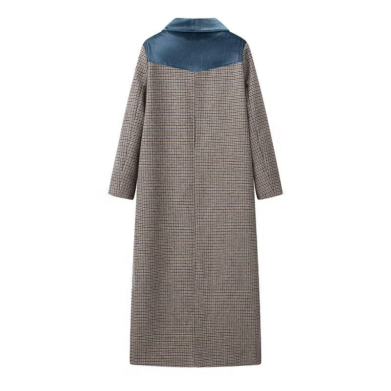 Elegant long jacket for women with a fine check pattern and a fluffy collar Lune London