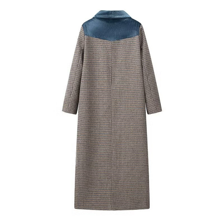 Elegant long jacket for women with a fine check pattern and a fluffy collar Lune London