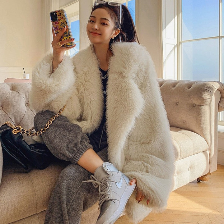 Women Plush Faux Fur Jacket with a Loose Silhouette Lune London