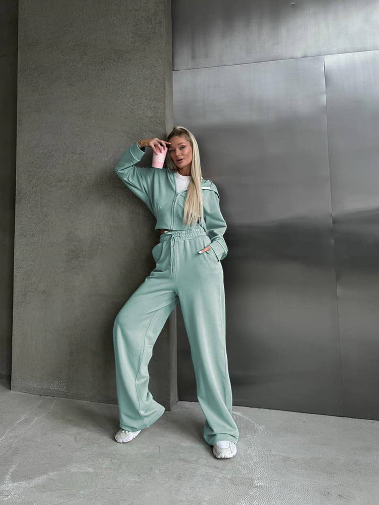 Sporty women's set with a loose fit and short top Lune London