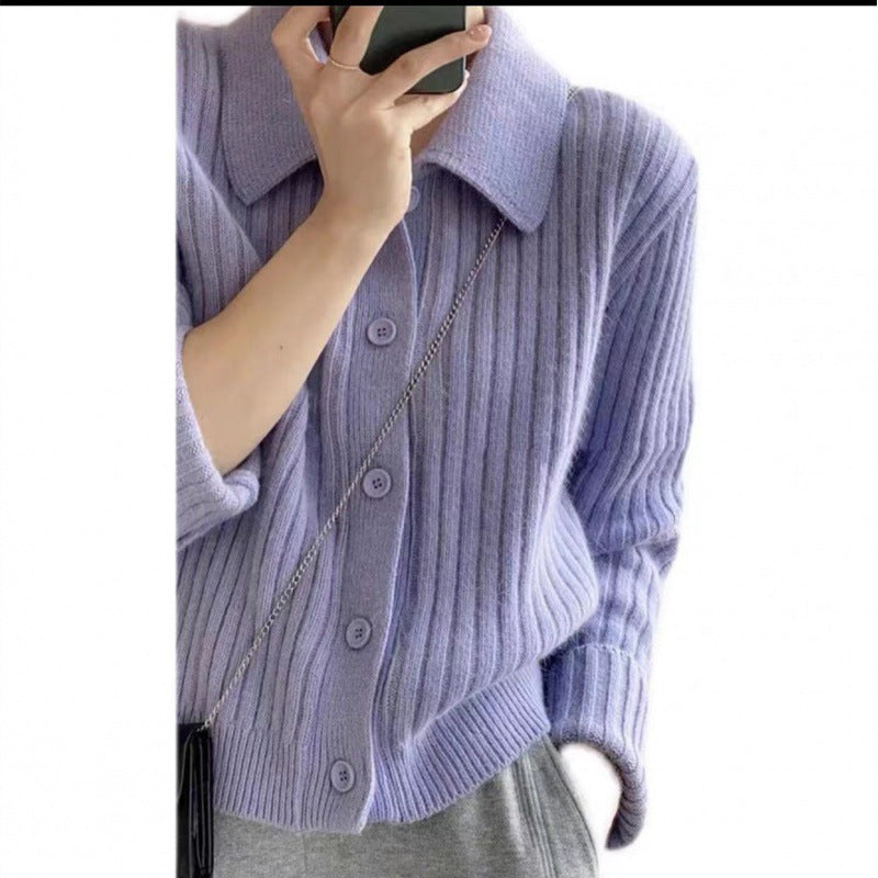 Cardigan pour femmes avec un élégant plastron à boutons et un design à côtes ultra-moderne Chic & Stil