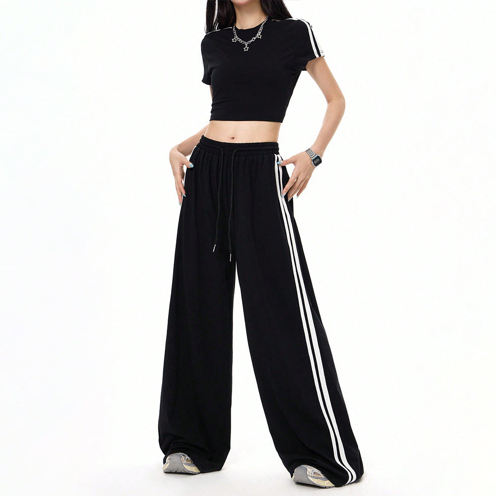 Ensemble sportif féminin composé d'un crop top et de pantalons à coupe ample avec des détails en slip Chic & Stil