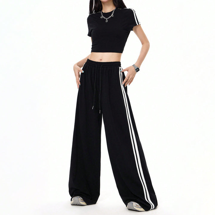 Ensemble sportif féminin composé d'un crop top et de pantalons à coupe ample avec des détails en slip Chic & Stil