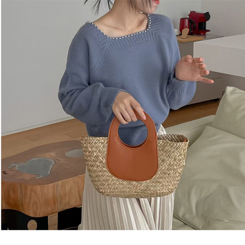 Casual women's sweater with elegant pearl collar Lune London