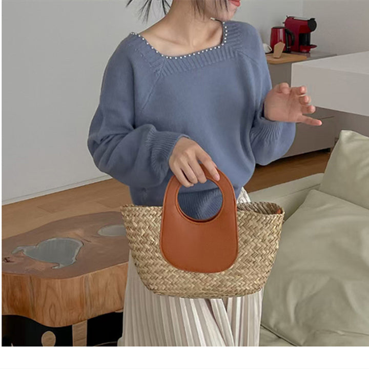 Casual women's sweater with elegant pearl collar Lune London