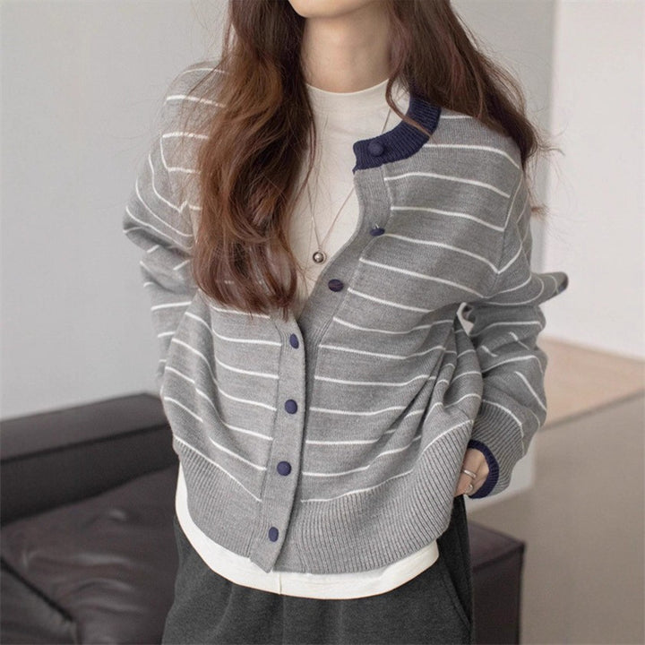 Comfortable knitted cardigan for women with a youthful striped pattern and a practical button closure Lune London