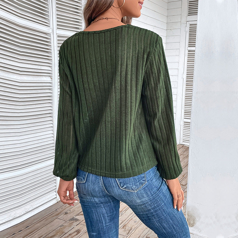 Chemise à manches longues à la mode pour femmes avec décolleté en V et boutons décoratifs Chic & Stil