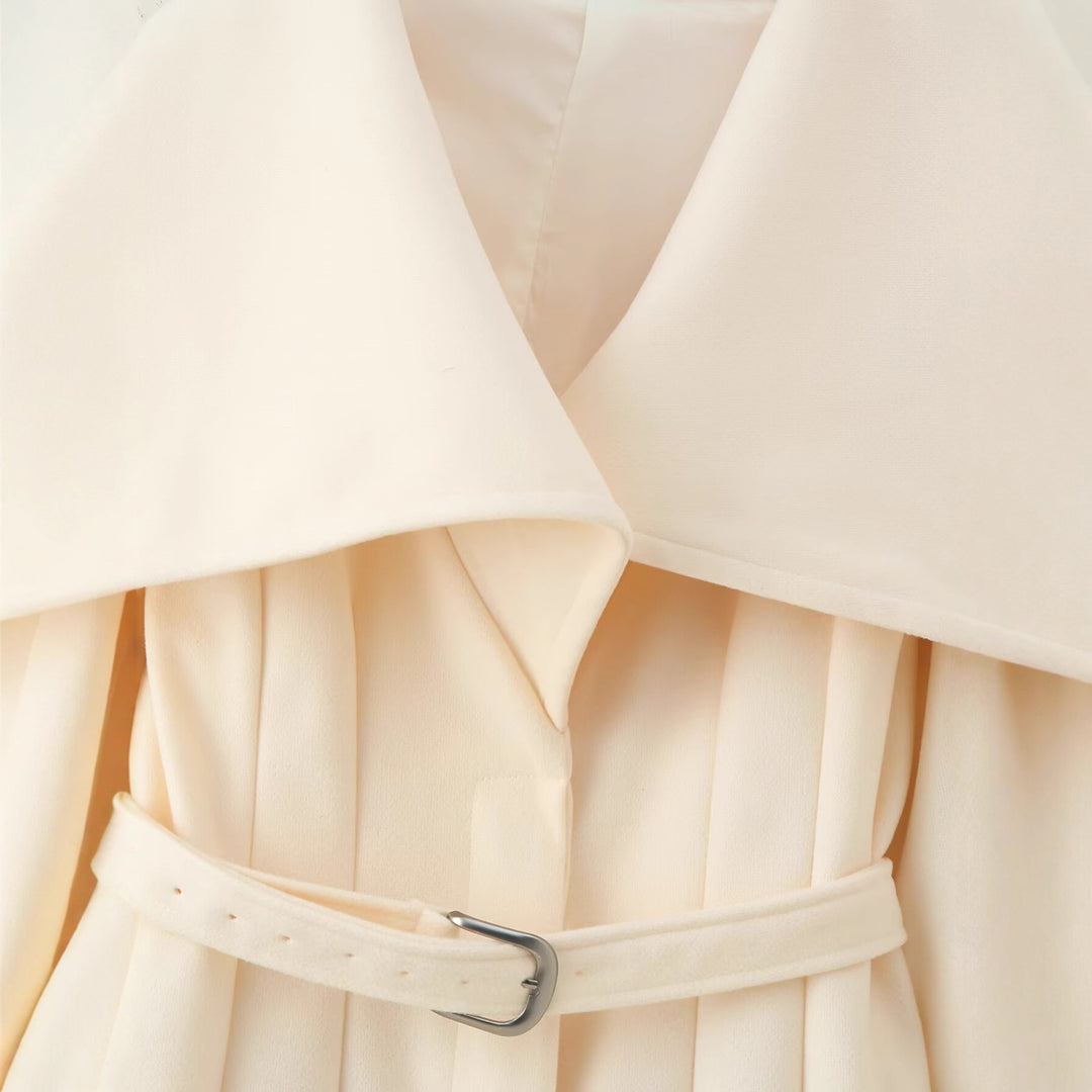 Elegant trench coat for ladies with a large collar and fitted belt Lune London