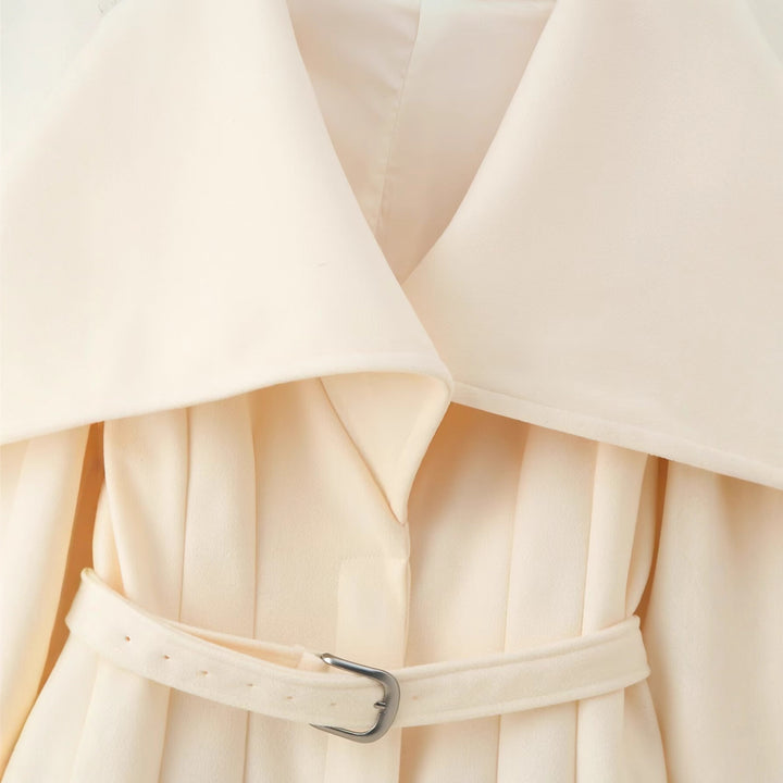 Elegant trench coat for ladies with a large collar and fitted belt Lune London