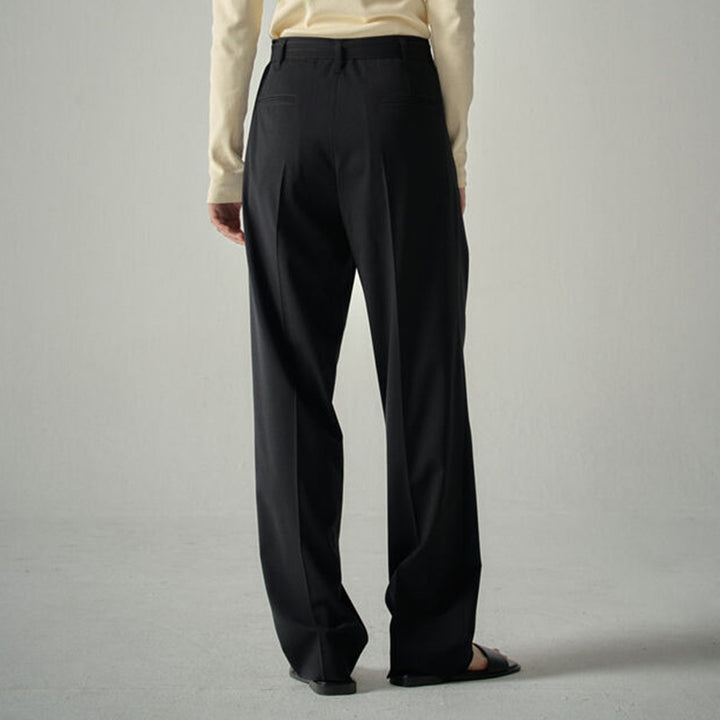 Elegant and widely cut women's suit pants with open side pockets Lune London