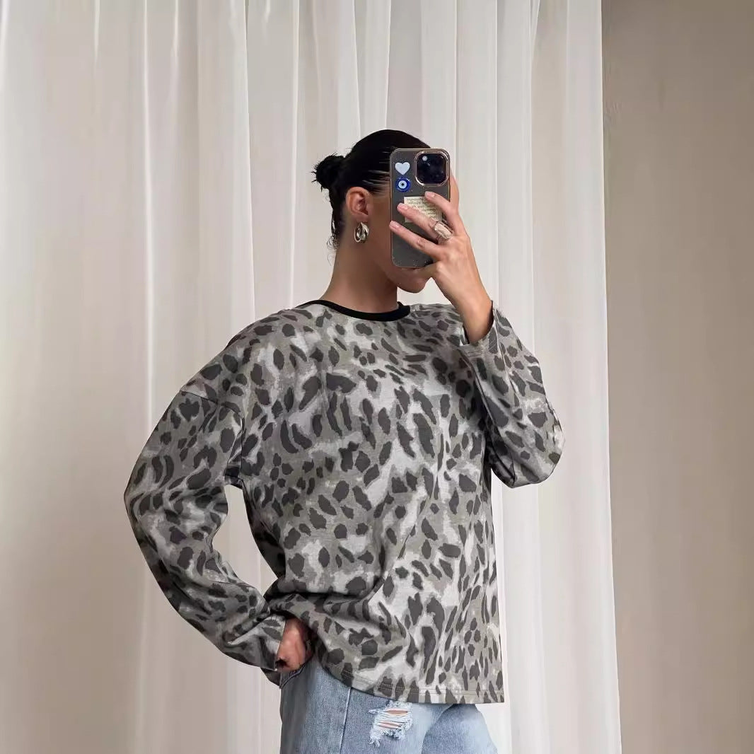 Casual women's sweatshirt with an exciting animal pattern Lune London