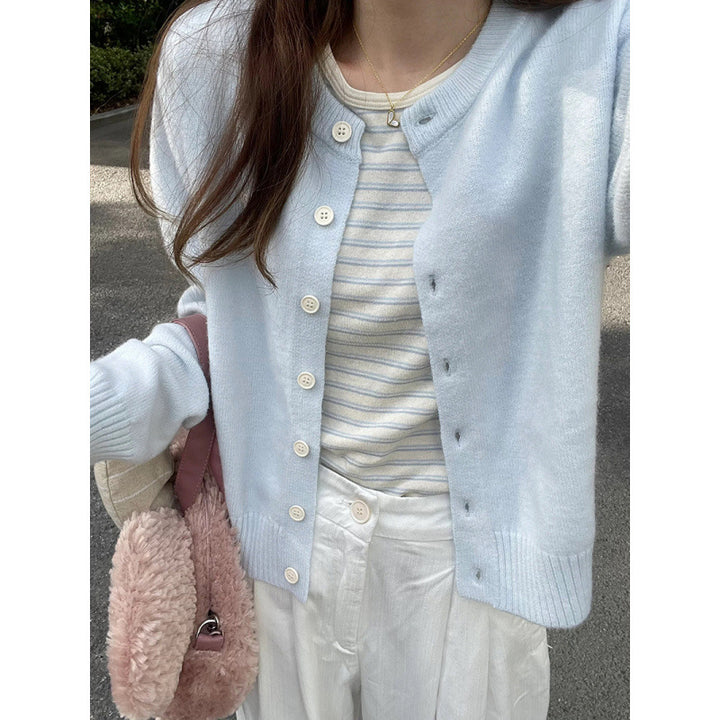Cardigan confortable pour femmes avec un élégant col rond et de fins détails de boutons Chic & Stil
