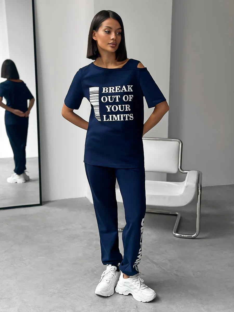 Women's sporty lounge suit with stylish cut-out sleeves and statement print Chic & Stil