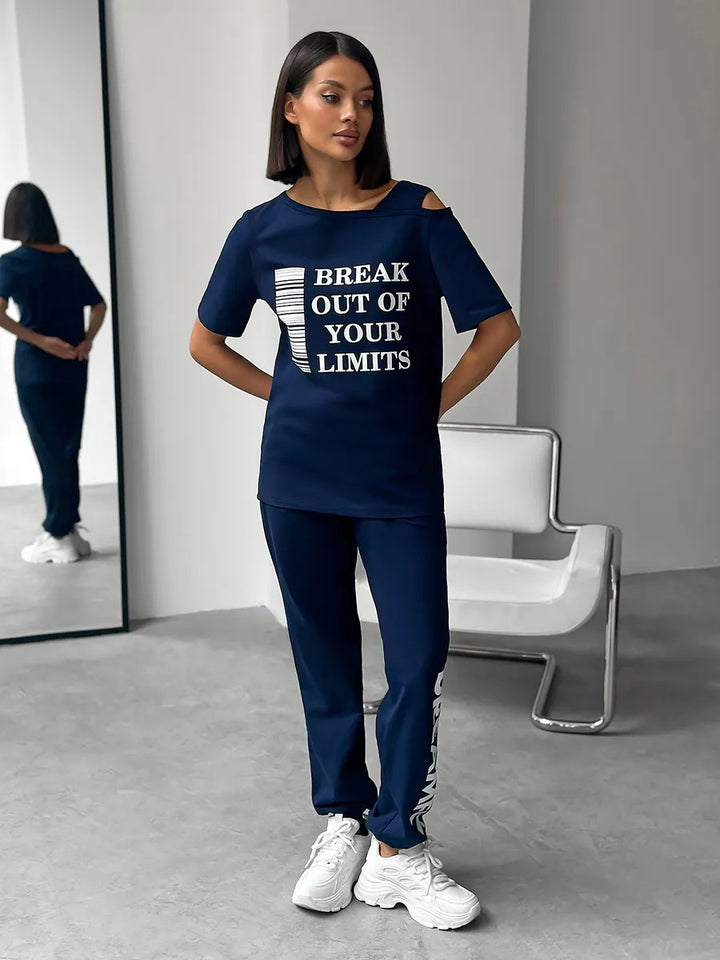 Women's sporty lounge suit with stylish cut-out sleeves and statement print Chic & Stil