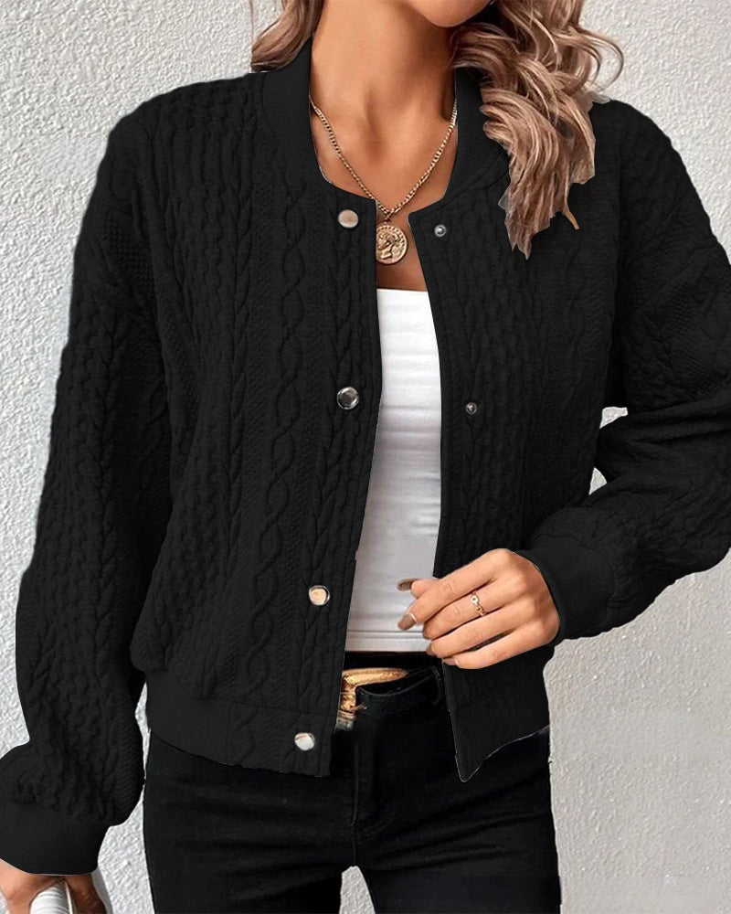 Cardigan pour femmes avec un élégant motif en torsades et fermeture à boutons-pression Chic & Stil