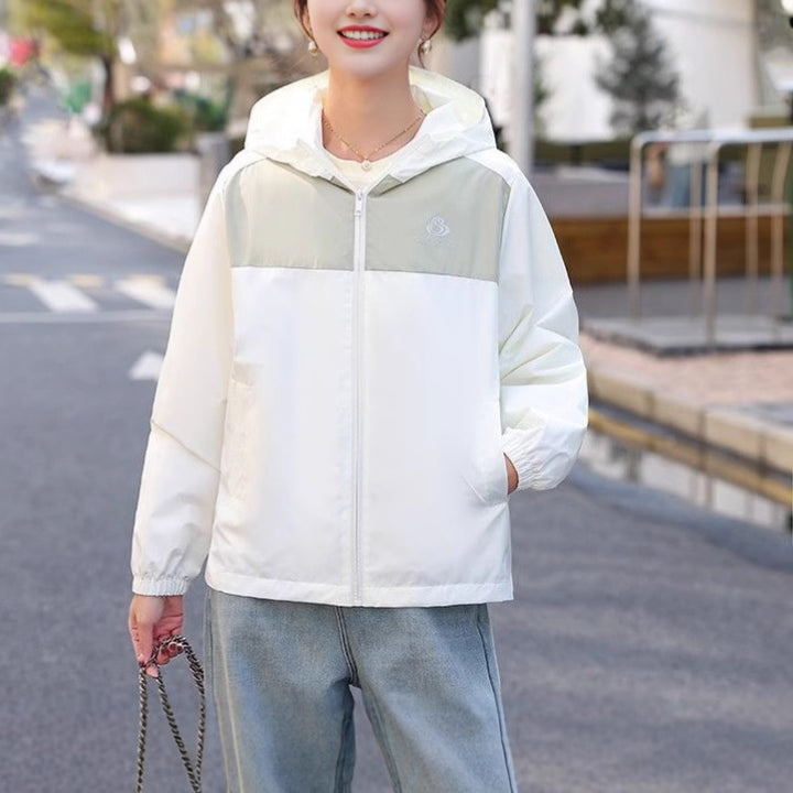 Veste de transition légère pour femmes avec un design pratique à capuche Chic & Stil