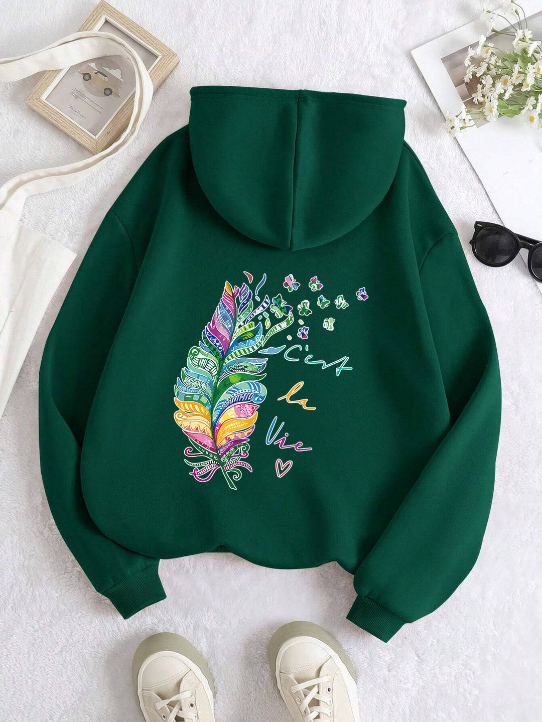 Sweat à capuche décontracté pour femmes avec un design de plumes colorées et une écriture inspirante Chic & Stil