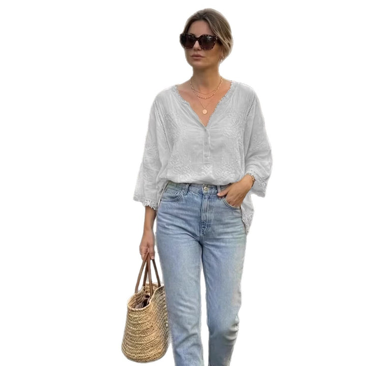Blouse décontractée pour femmes avec délicate broderie et décolleté en V Chic & Stil