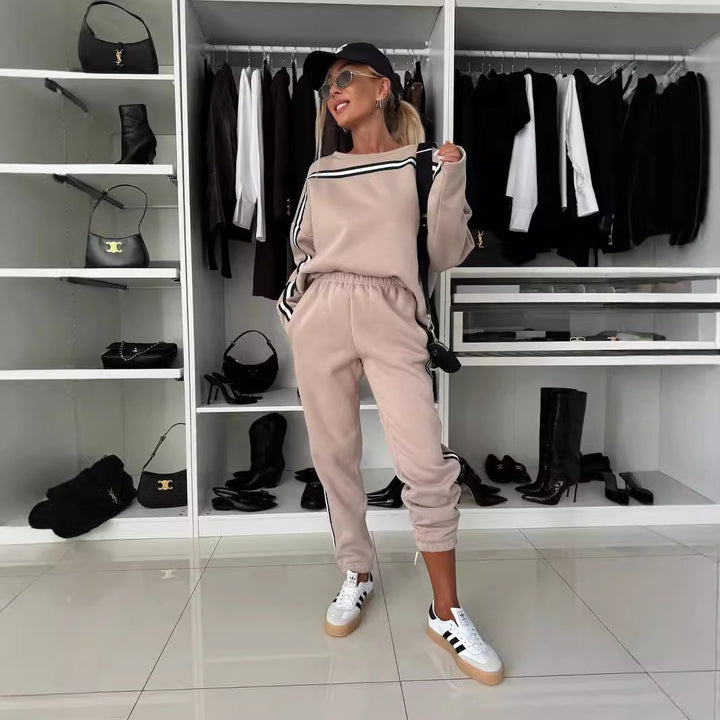 Women's sporty lounge set with contrasting stripes Lune London