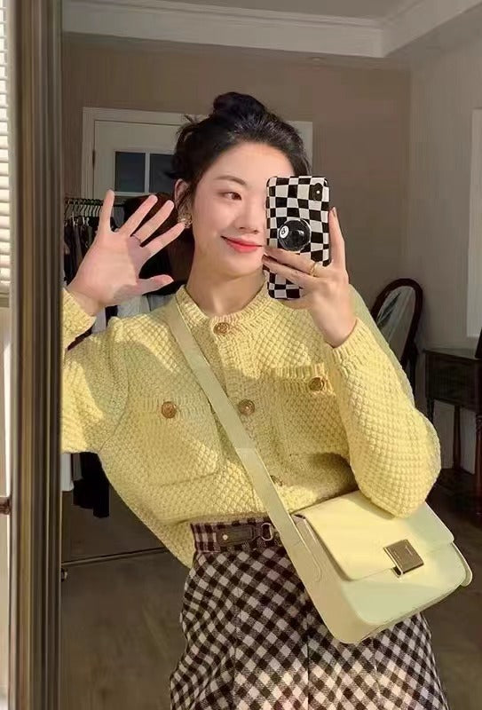 Cardigan pour femmes avec boutons décoratifs et design texturé Chic & Stil