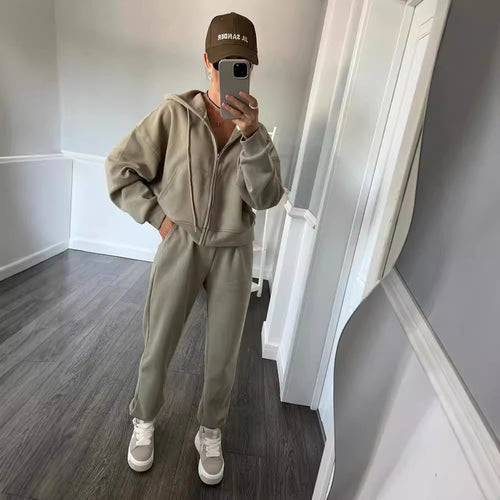 Women's sporty hoodie set with high waistband and practical pockets Chic & Stil
