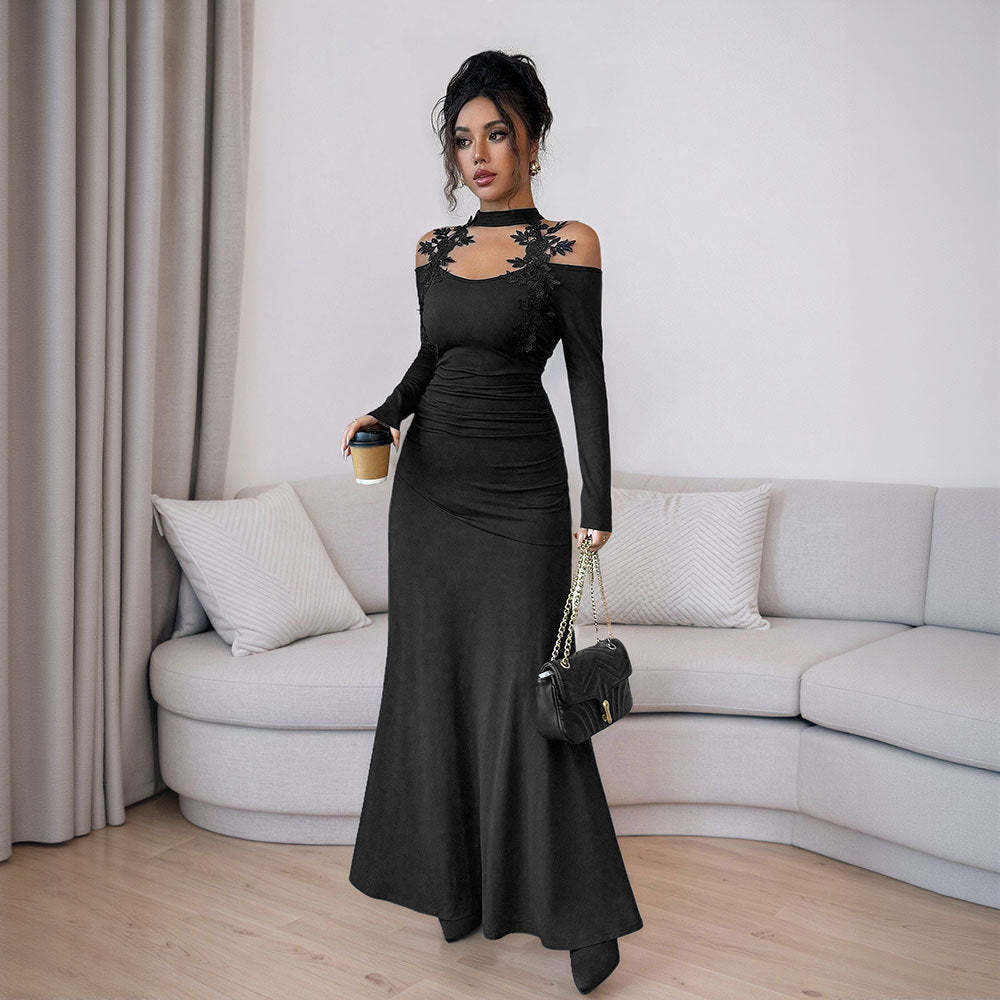 Robe de soirée ajustée pour femmes avec design à manches dénudées et accents floraux Chic & Stil