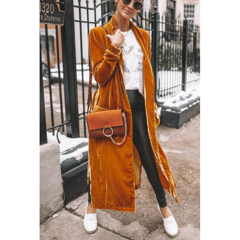 Manteau en velours à la mode pour femmes avec une coupe élégante et des poches pratiques Chic & Stil