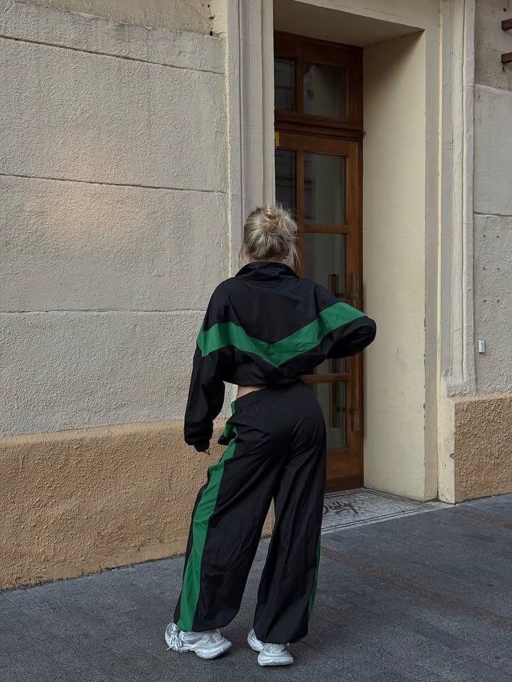 Women's sporty windbreaker with high collar and contrasting stripes Chic & Stil